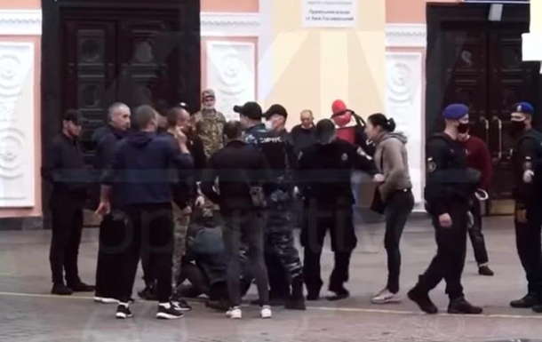 У Києві на Вокзальній площі стріляли в жінку