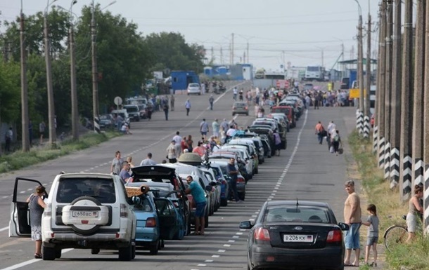 На Луганщині біля пункту пропуску скупчилися тисячі людей