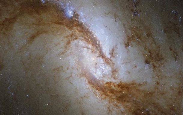 Uалактикf NGC 1365 розташована за 60 млн світлових років від Землі / spacetelescope.org