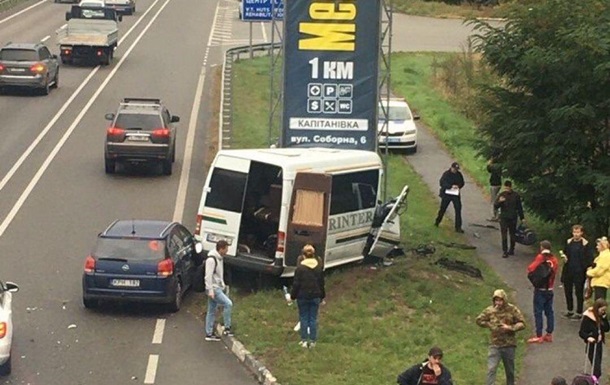 На Житомирской трассе микроавтобус влетел в опору
