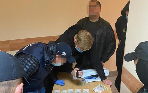 Офіс генпрокурора: Офіцера поліції затримали на хабарі в 400 тис грн