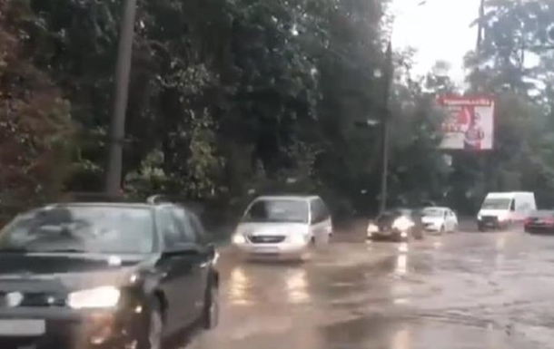 В Черновцах ливень затопил улицы
