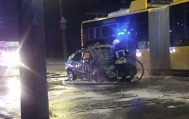 У Києві на ходу загорілося авто