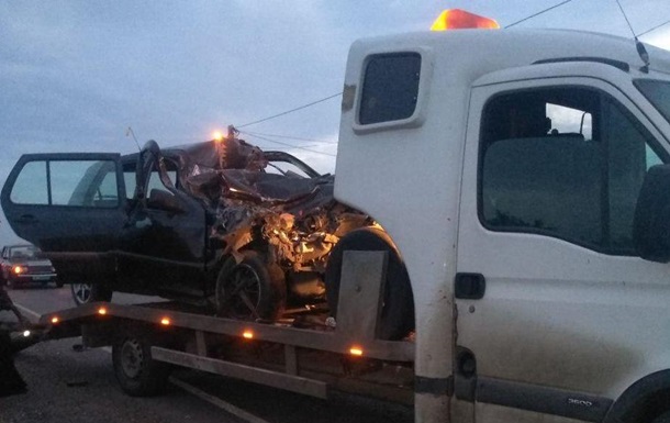 На Одещині легковик влетів у вантажівку: є жертва і постраждалі