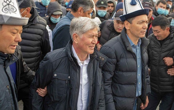 В Кыргызстане силовики задержали экс-президента Атамбаева