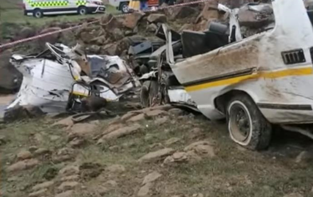 В ЮАР маршрутка упала в овраг: почти все пассажиры погибли