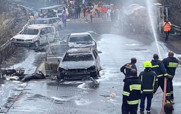 В Нигерии при взрыве бензовоза погибли 20 человек