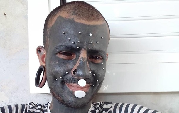 Итальянец считает себя мутантом и покрыл свое тело черной тату: фото