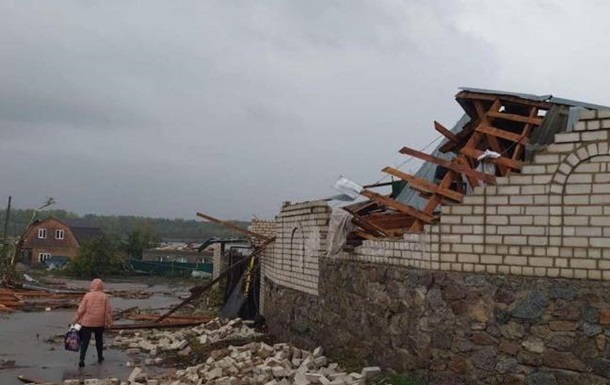 У Кропивницькому ураган зносив дахи і валив дерева