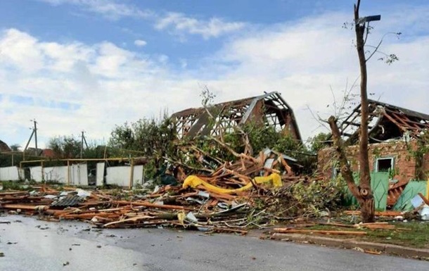 На Миколаївщині ураган пошкодив десятки дахів