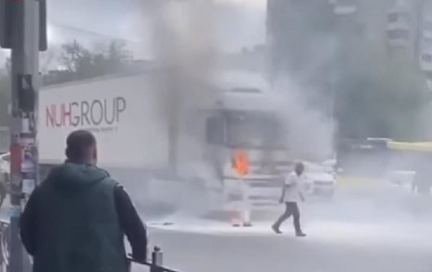 У Києві під час руху загорілася вантажівка