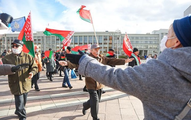 У Мінську зустрілися два протилежних мітинги