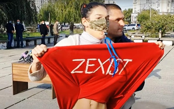 Активістка Femen оголилася перед Зеленським біля виборчої дільниці
