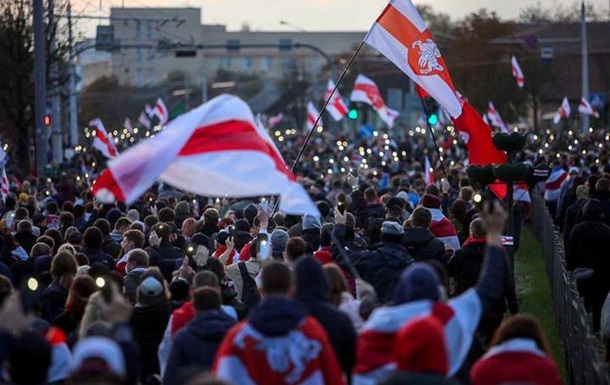 У Мінську протести розганяють світлошумовими гранатами