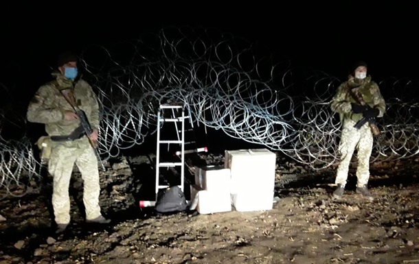 На границе с РФ контрабандисты сломали заграждение