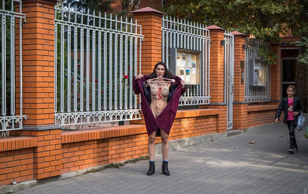 В Одессе Femen разделась под консульством Польши