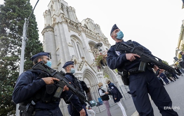 У Парижі копи затримали нападника з ножами - ЗМІ