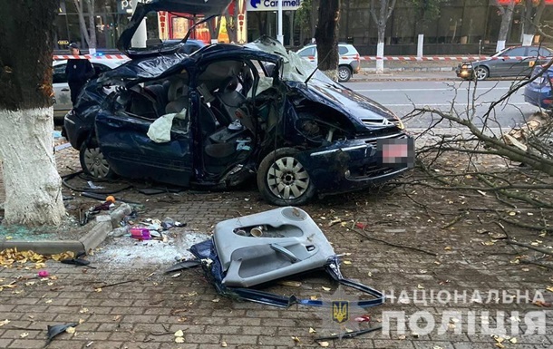 На Одесчине авто с пьяным водителем врезалось в дерево: двое погибших