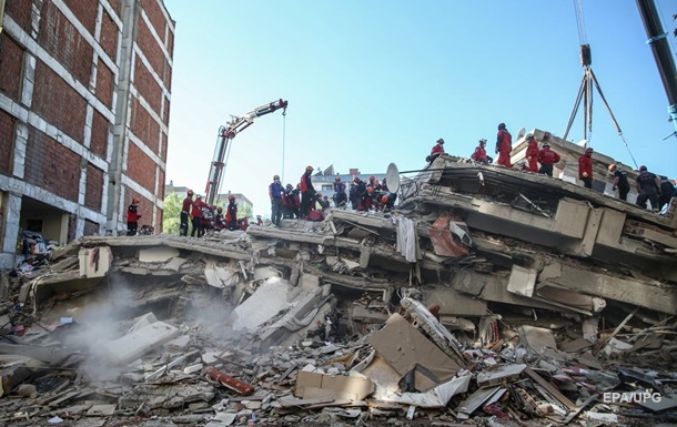 После землетрясения в Измире из-под завалов спасли более ста человек