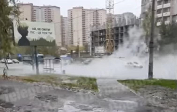 У Києві вулицю затопило окропом