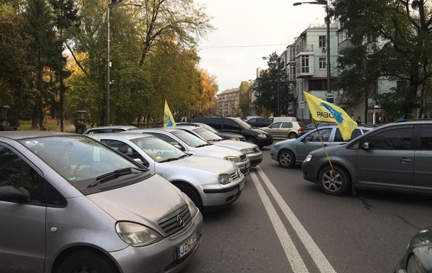В центре Киева  евробляхеры  перекрыли движение