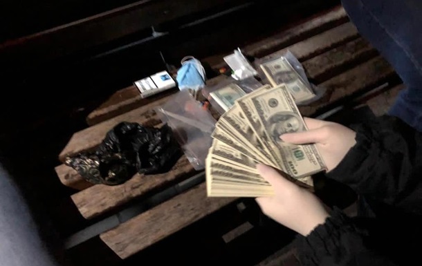 У Рівненській області затриманий поліцейський на хабарі в $100 тисяч