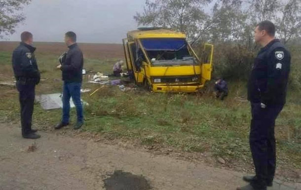 На Херсонщині перекинувся автобус: є жертви