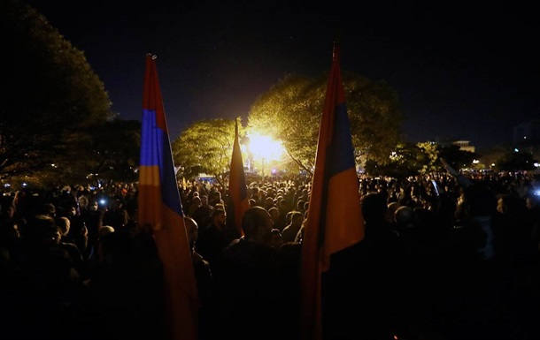 У Єревані протестувальники увірвалися в будівлю уряду