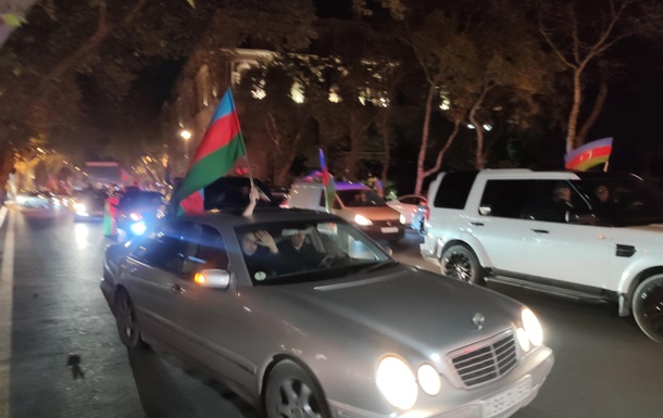 В Баку всю ночь шли празднования. Фоторепортаж