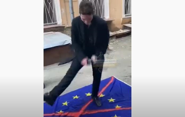 В Одесі потопталися по прапору ЄС