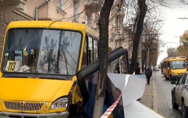 В Кропивницком неуправляемый автобус попал в ДТП