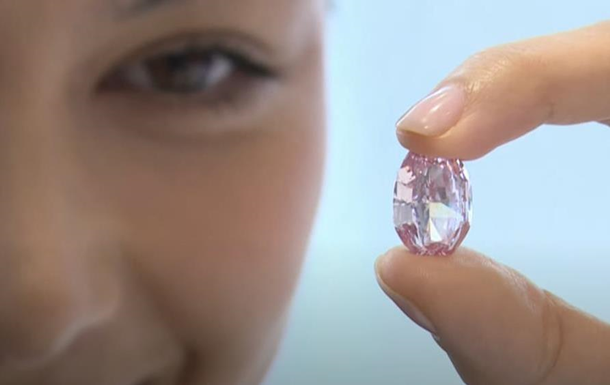 У Женеві на аукціон виставили унікальний діамант