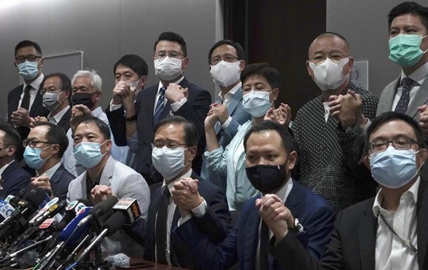 Усі опозиціонери у парламенті Гонконгу пішли у відставку