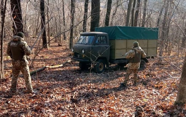 На Сумщині застрягла вантажівка з контрабандною ікрою з Росії