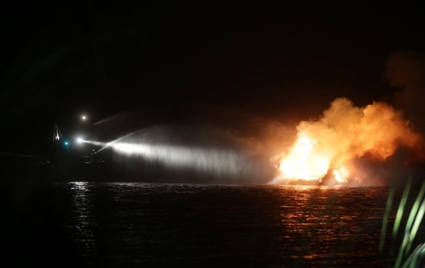 У Києві на Дніпрі згоріла яхта