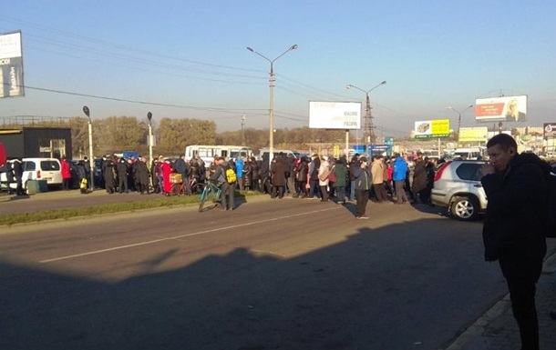 В Черновцах предприниматели перекрыли дорогу