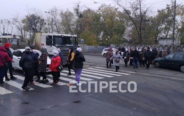 У Києві перекрили вулицю через карантин вихідного дня