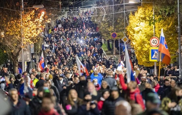 Тисячі словаків протестували проти обмежень через коронавірус