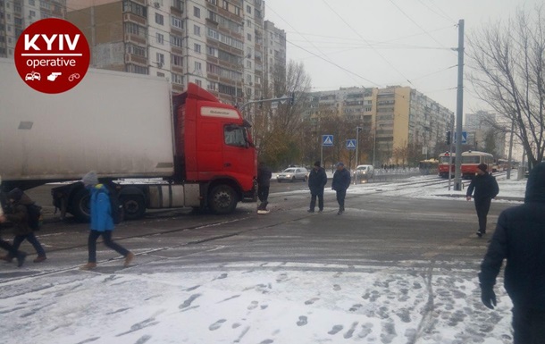 Перший сніг у Києві: за ніч півсотні ДТП