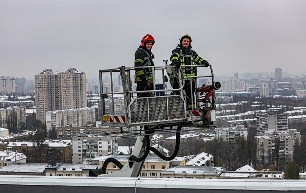 У Києві пожежники провели навчання в багатоповерхівці