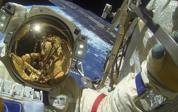 Из МКС в космос улетела деталь при выходе космонавтов со станции