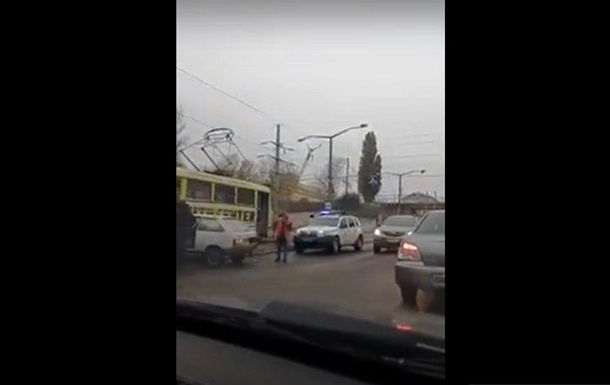 В Одесі водій збив на переході дівчину і влетів у трамвай