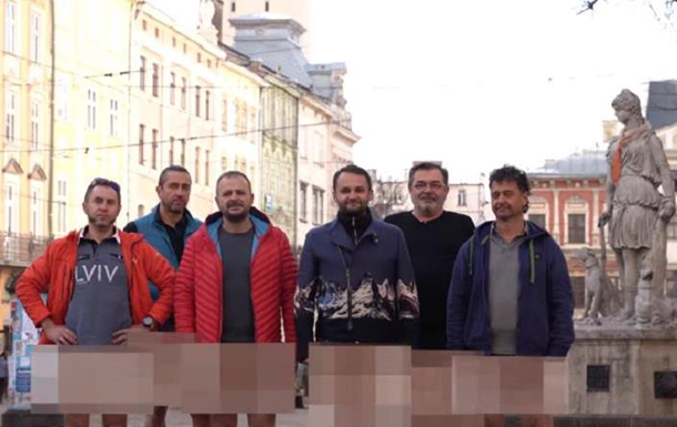 У Львові підприємці без штанів записали звернення