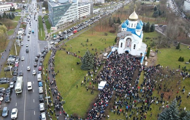 У Мінську тисячі людей прощаються з Бондаренком