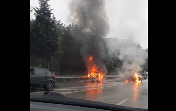 У Криму після лобового зіткнення загорілися два авто, є жертва
