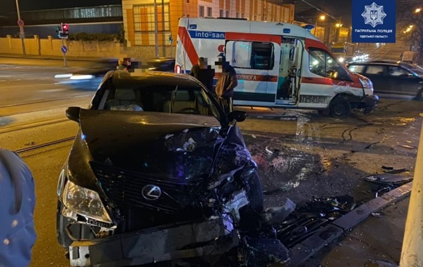 В Одесі  швидка  перекинулася після зіткнення з Lexus