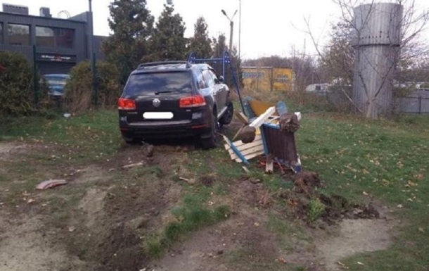 Во Львове полицейский разбил три авто и въехал на детскую площадку