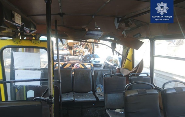 В Одесі автокран врізався в маршрутку з пасажирами