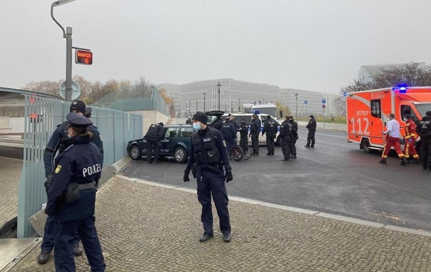У Берліні авто врізалося у ворота офісу Меркель