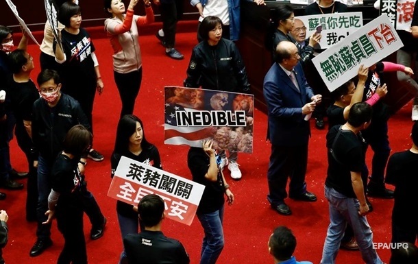 На Тайвані депутати закидали прем єра тельбухами